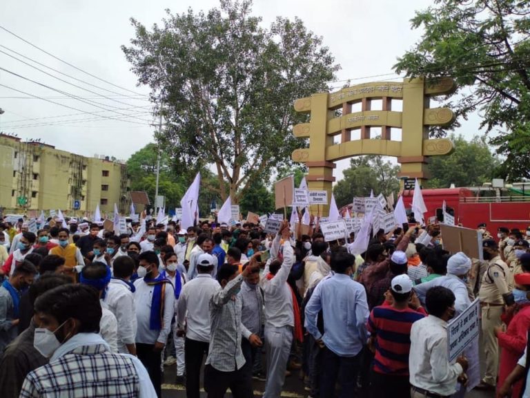 पिछड़े वर्ग को 52% आरक्षण की मांग को लेकर ओबीसी महासभा द्वारा मुख्यमंत्री निवास का घेराव