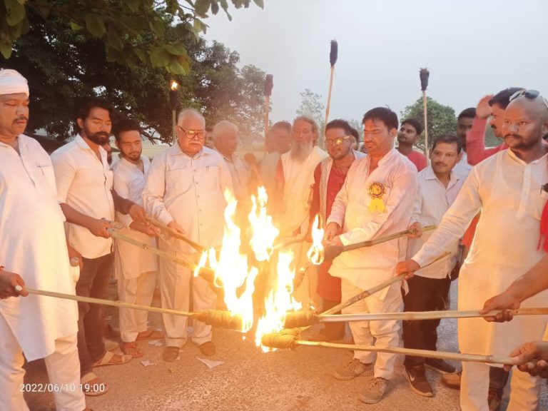 जनविद्रोह दिवस समारोह: मशाल मार्च से रौशन हुआ महुआ डाबर क्रांति स्थल