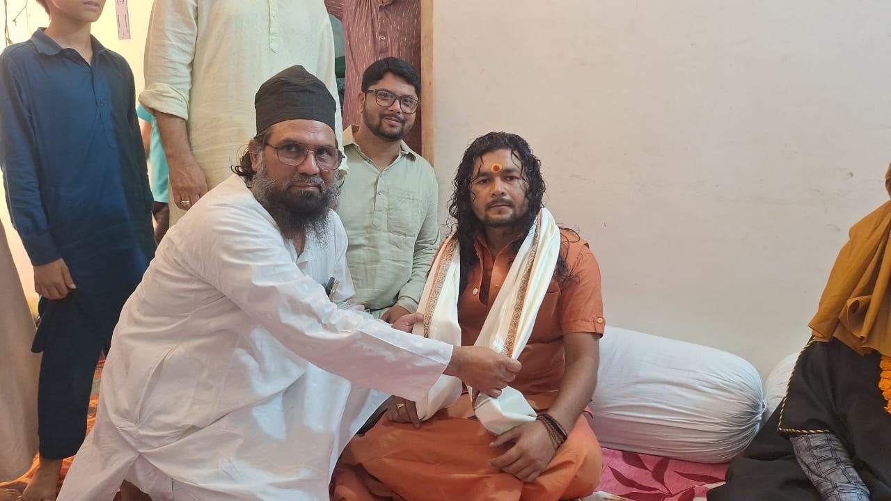 अमझर शरीफ के सज्जादानशीन सैयद मुहम्मद हुसैन कादरी का देवकुंड महंत कन्हैया नंद पुरी ने किया सम्मान