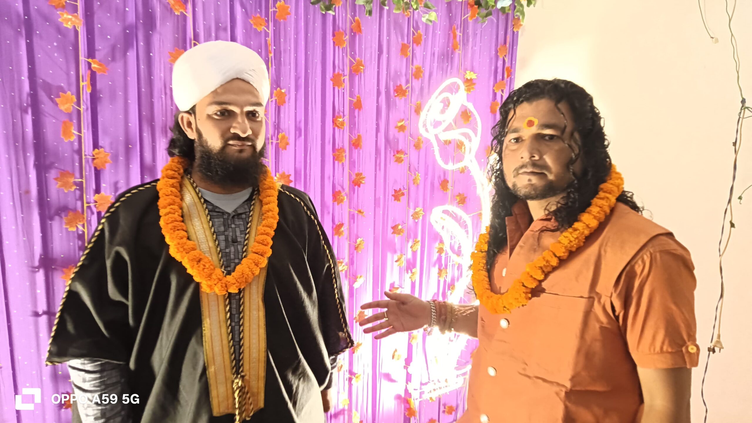 अमझर शरीफ के सज्जादानशीन सैयद मुहम्मद हुसैन कादरी का देवकुंड महंत कन्हैया नंद पुरी ने किया सम्मान