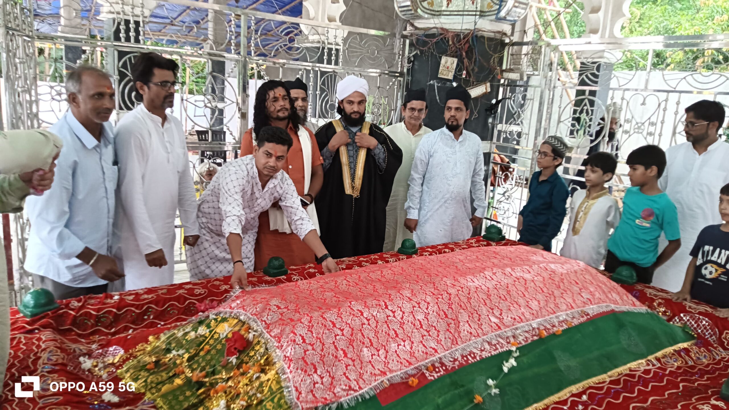 अमझर शरीफ के सज्जादानशीन सैयद मुहम्मद हुसैन कादरी का देवकुंड महंत कन्हैया नंद पुरी ने किया सम्मान